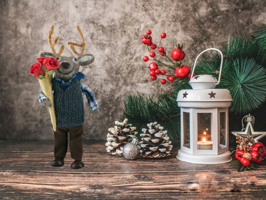 Χειροποίητη Κούκλα Από Φέλτ Ταρανδούλης Με Μπουκέτο Τριαντάφυλλα