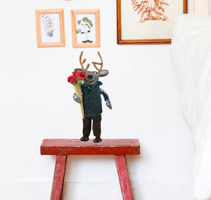 Χειροποίητη Κούκλα Από Φέλτ Ταρανδούλης Με Μπουκέτο Τριαντάφυλλα